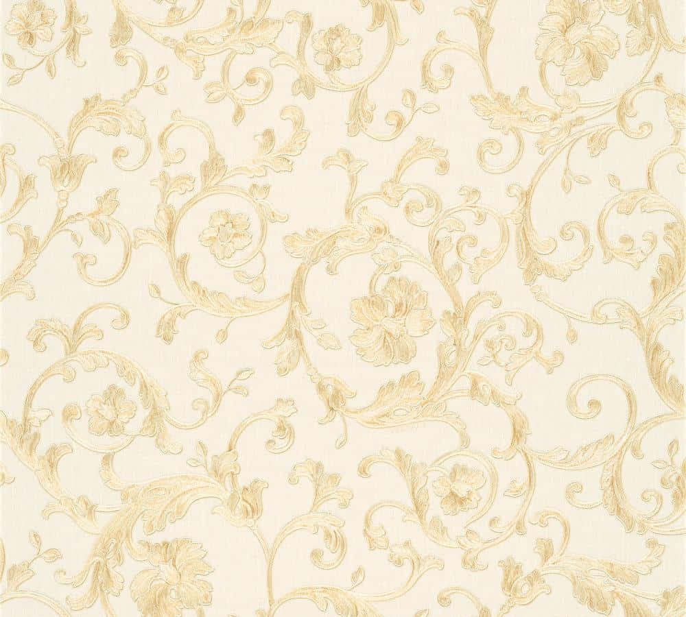 versace 桌布 壁紙 — 優雅的奶油色壁紙，帶有精緻的金色花卉漩渦和浮雕紋理，適合豪華室內設計。