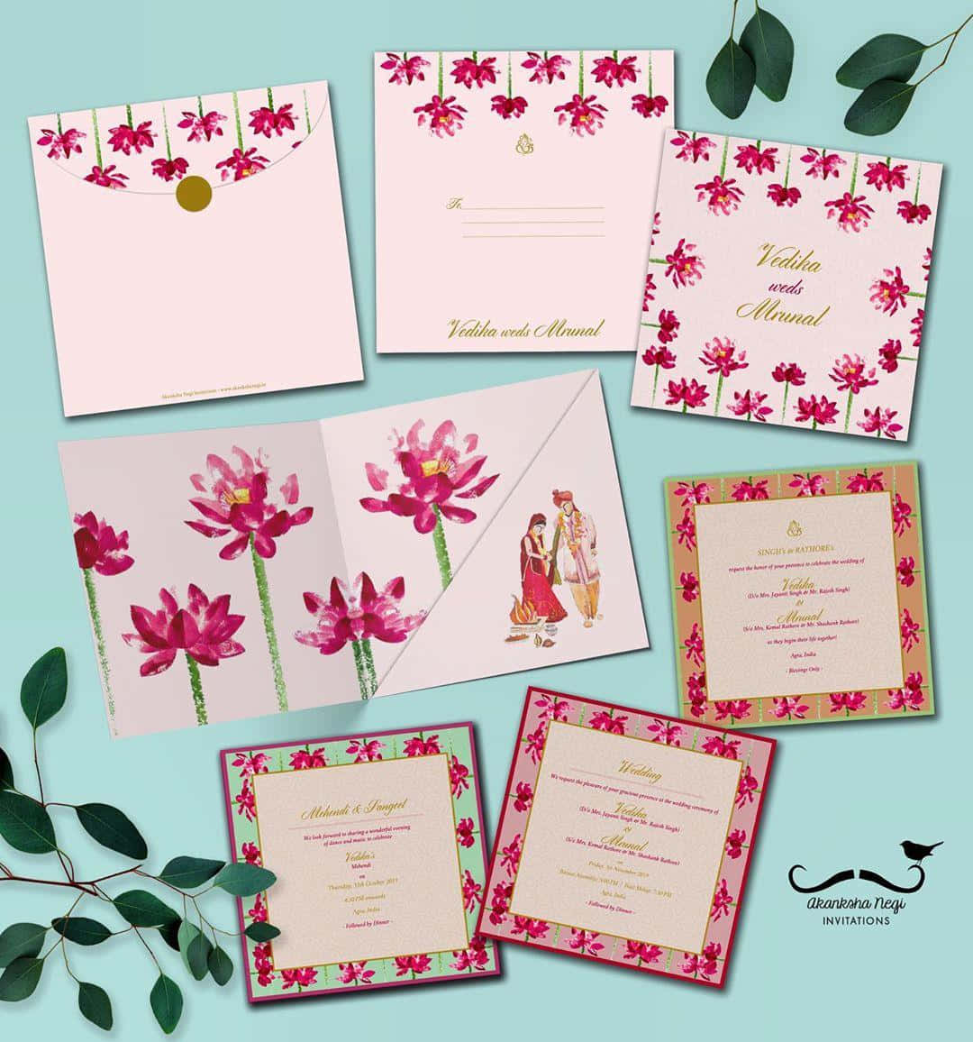 Invitation 桌布 壁紙 — 優雅的婚禮邀請套裝，以粉紅蓮花和金色點綴，搭配柔和的青綠色背景和綠植。