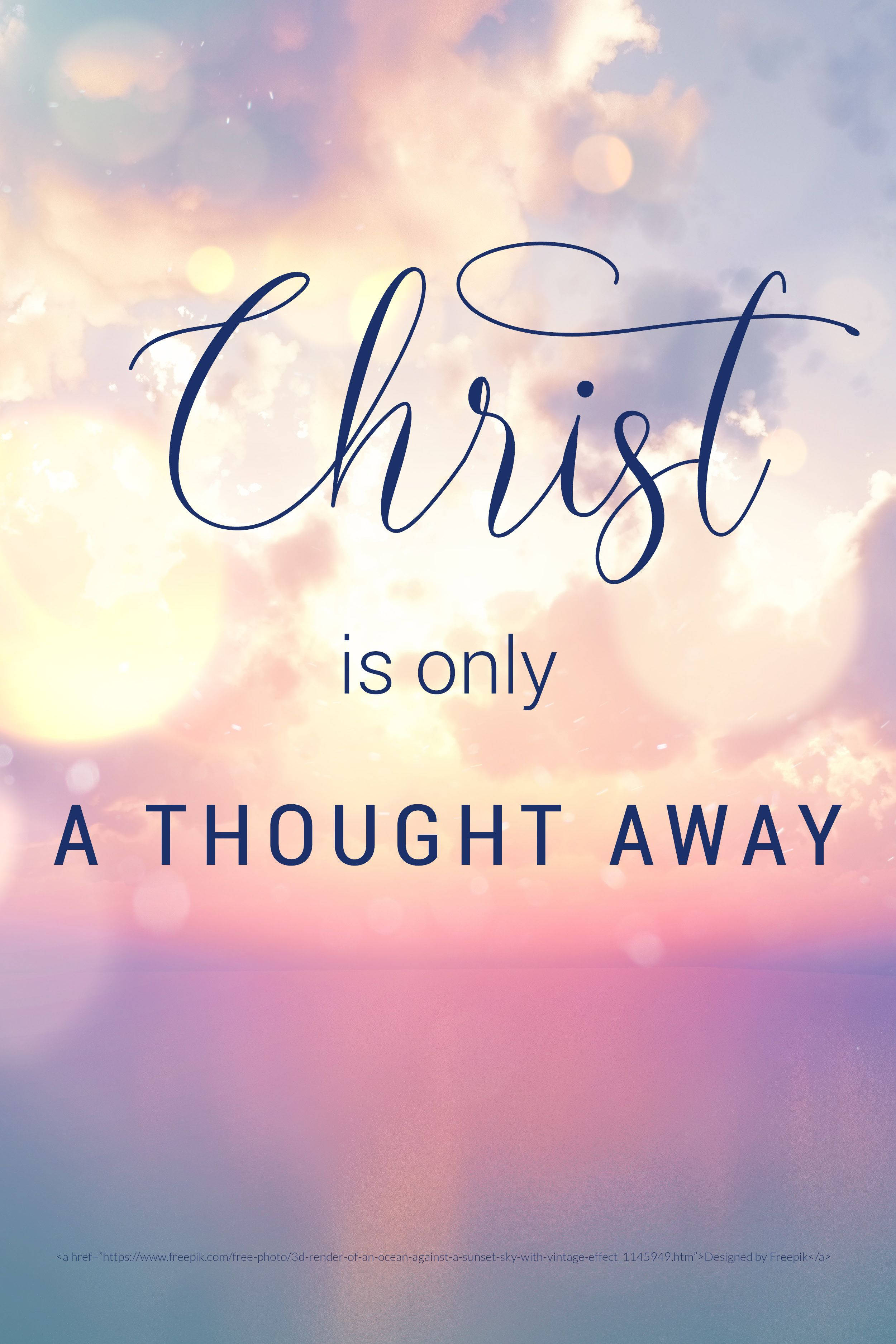 God Quotes 桌布 壁紙 — 優雅的手寫文字寫著「基督只在一個念頭之遙」，背景是柔和粉彩天空和發光散景燈光。
