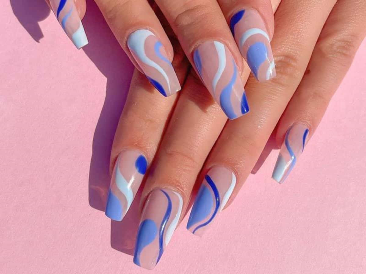 Nail 桌布 壁紙 — 優雅的手部，長指甲採用光澤藍色、白色和裸色漩渦設計，襯托柔和的粉紅色背景。