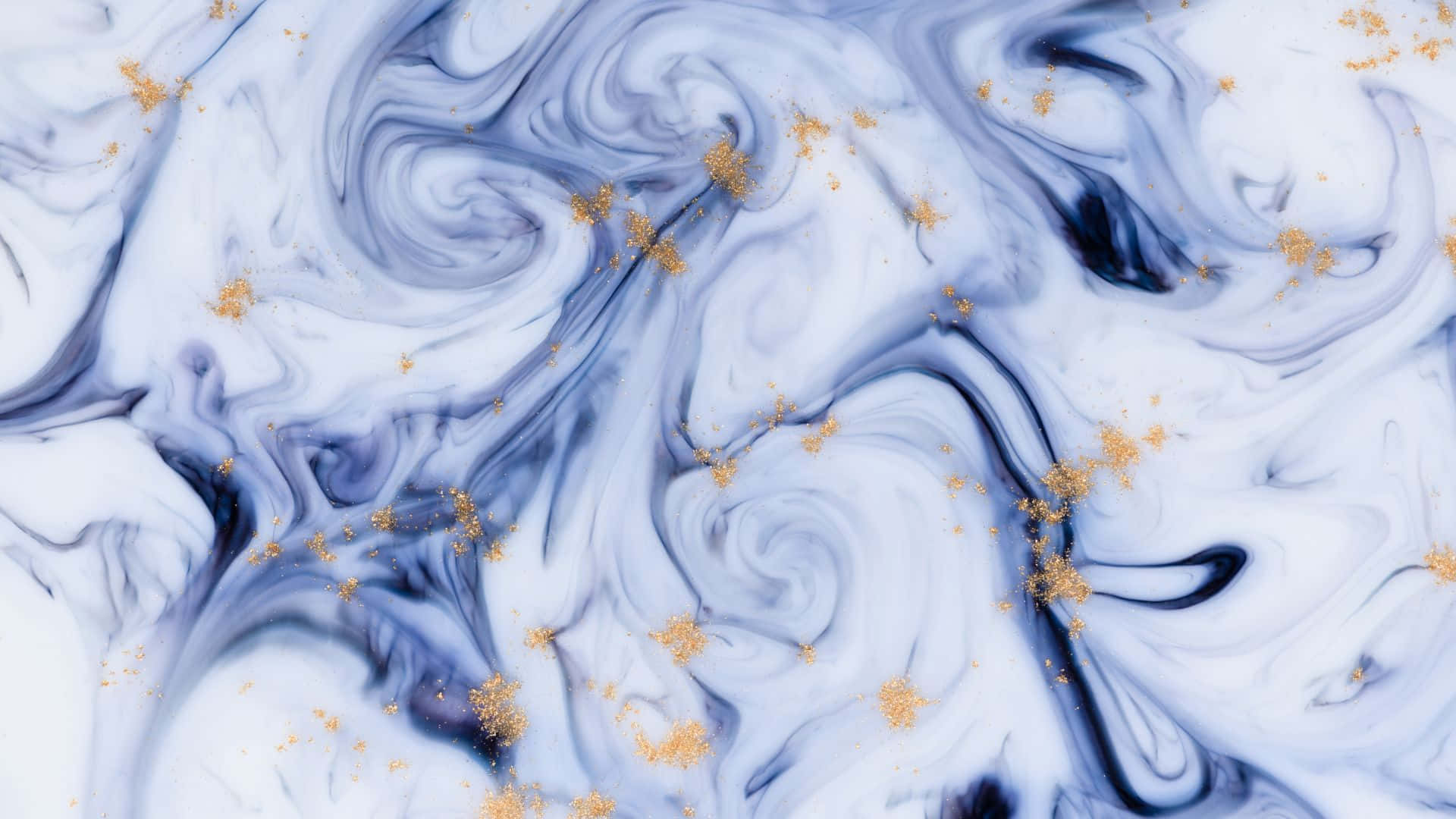 Blue Marble 桌布 壁紙 — 優雅的旋轉藍白大理石圖案，綴以閃爍金粉。