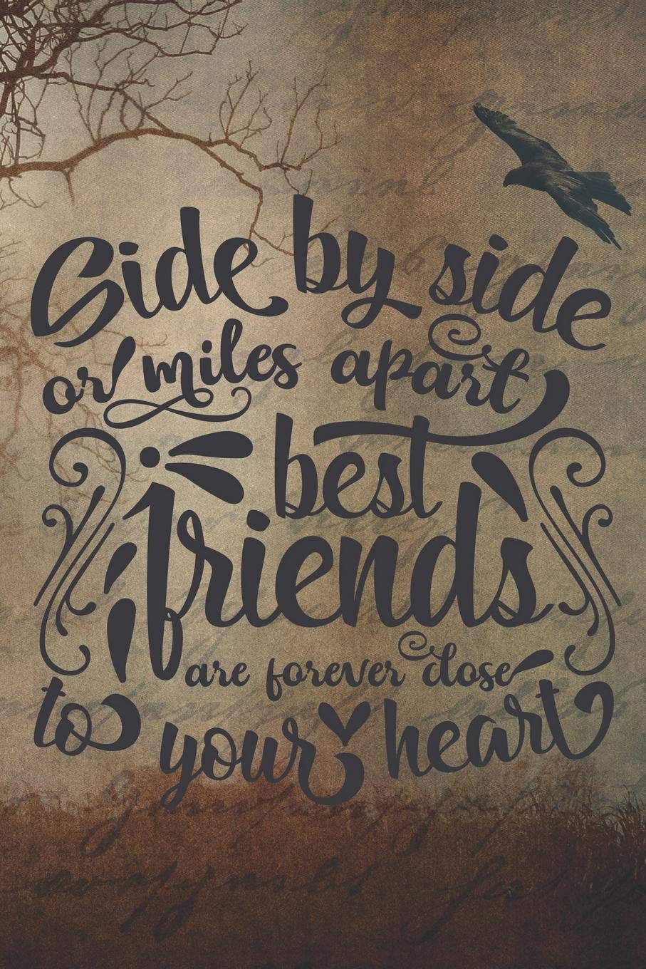 Cute Best Friend 桌布 壁紙 — 優雅的書法寫著「Side by side or miles apart best friends are forever close to your heart」，襯托著有紋理的復古背景，有光禿禿的樹枝和一隻飛翔的烏鴉。