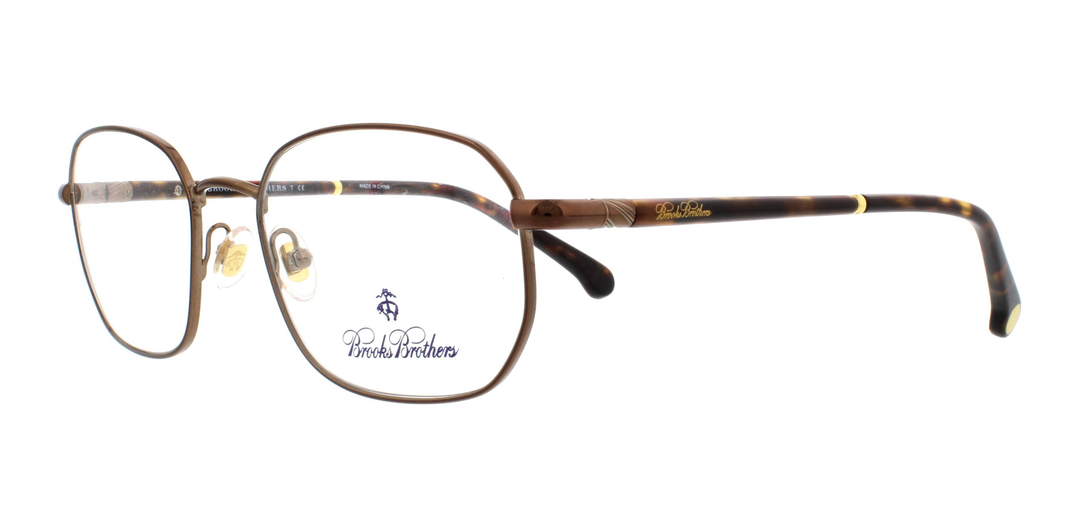 glasses 桌布 壁紙 — 優雅的棕色玳瑁框Brooks Brothers眼鏡，帶有金色點綴和透明鏡片，置於白色背景上。