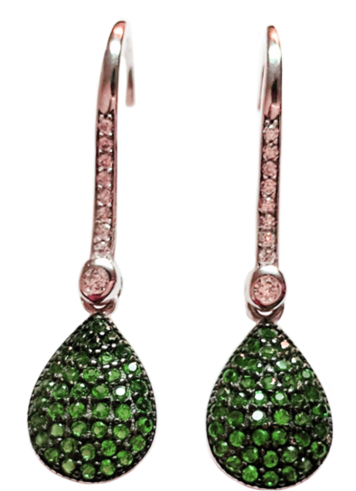 Earrings 桌布 壁紙 — 優雅的淚滴形耳環，鑲有綠色寶石和玫瑰金點綴，襯托在純黑背景上。
