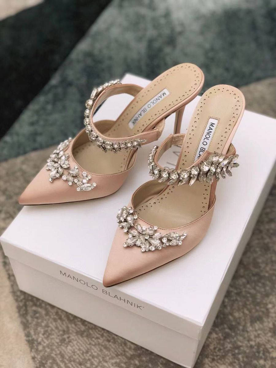 鞋子 桌布 壁紙 — 優雅的淡粉紅色 Manolo Blahnik 穆勒鞋，飾有閃亮的水晶裝飾，放在其白色品牌盒子上。