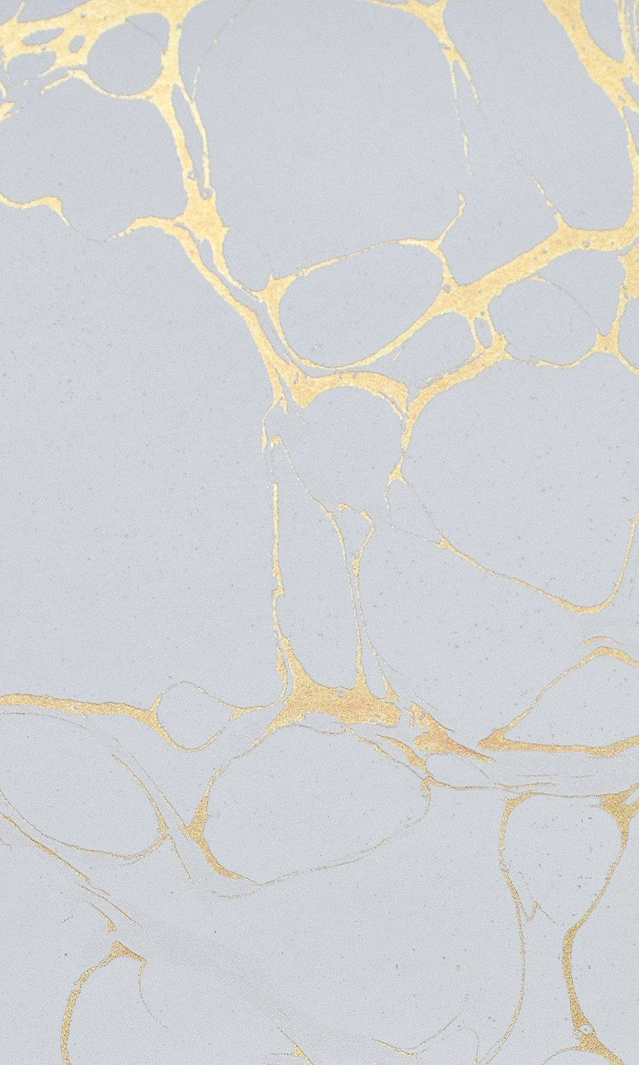 White Marble 桌布 壁紙 — 優雅的淺灰色大理石，表面有複雜的金色紋理以有機圖案流動。