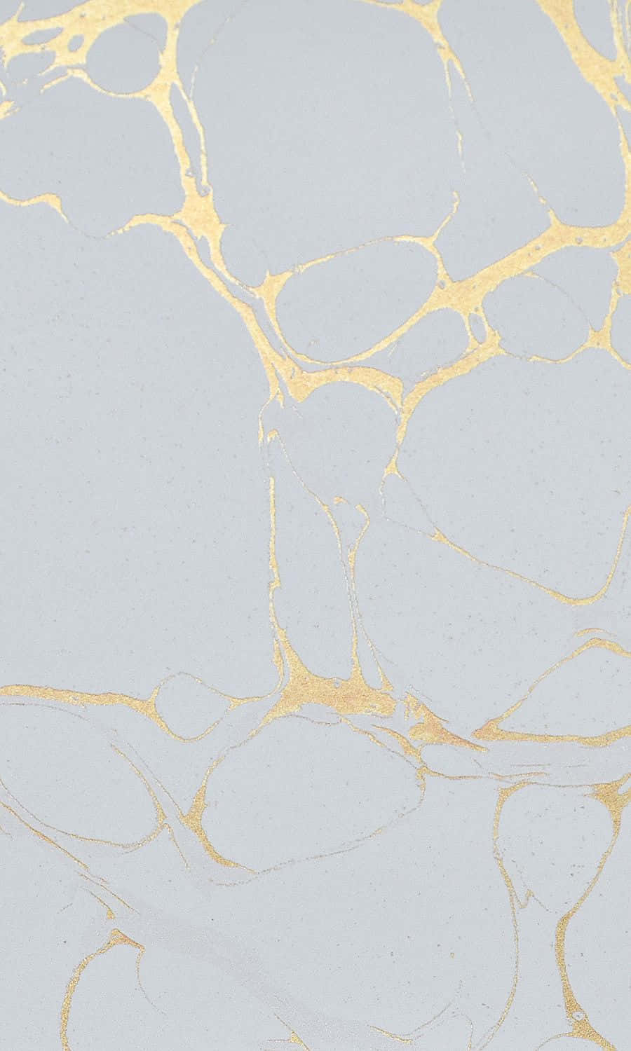 Marble Phone 桌布 壁紙 — 優雅的淺藍色大理石，帶有複雜的金色紋理，以有機圖案在表面流動。