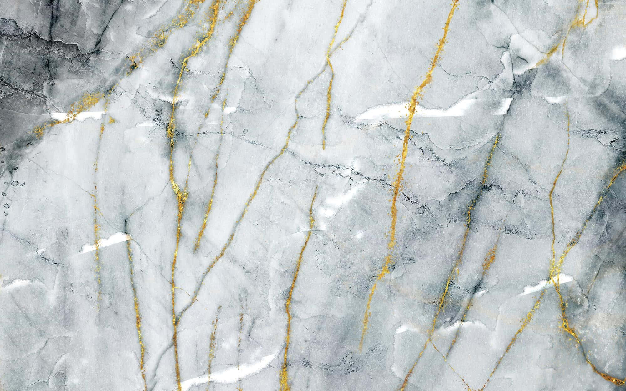Grey Marble 桌布 壁紙 — 優雅的灰色大理石表面，飾以閃爍的金色紋理，營造出奢華的抽象圖案。