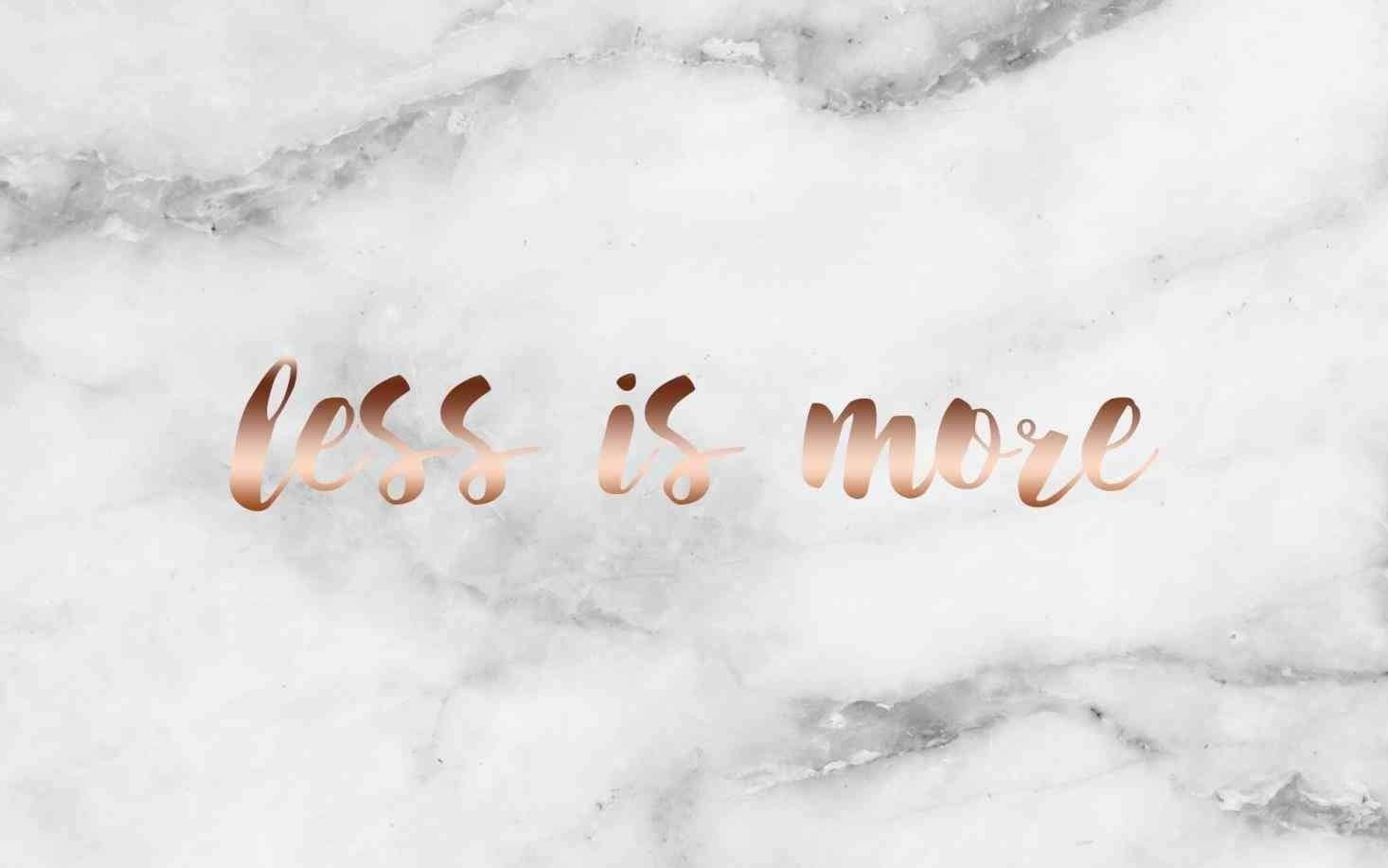 桌布 壁紙 — 優雅的玫瑰金色草書文字 less is more，置於白色和灰色大理石背景上。