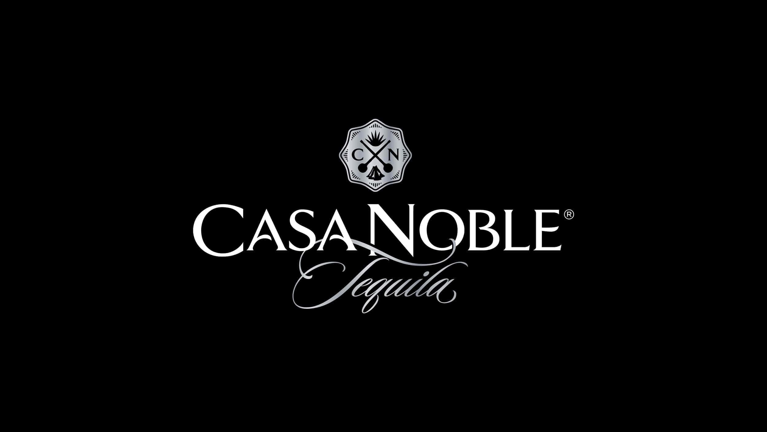 Tequila 桌布 壁紙 — 優雅的白色Casa Noble Tequila標誌，中央有盾徽，置於純黑色背景上。