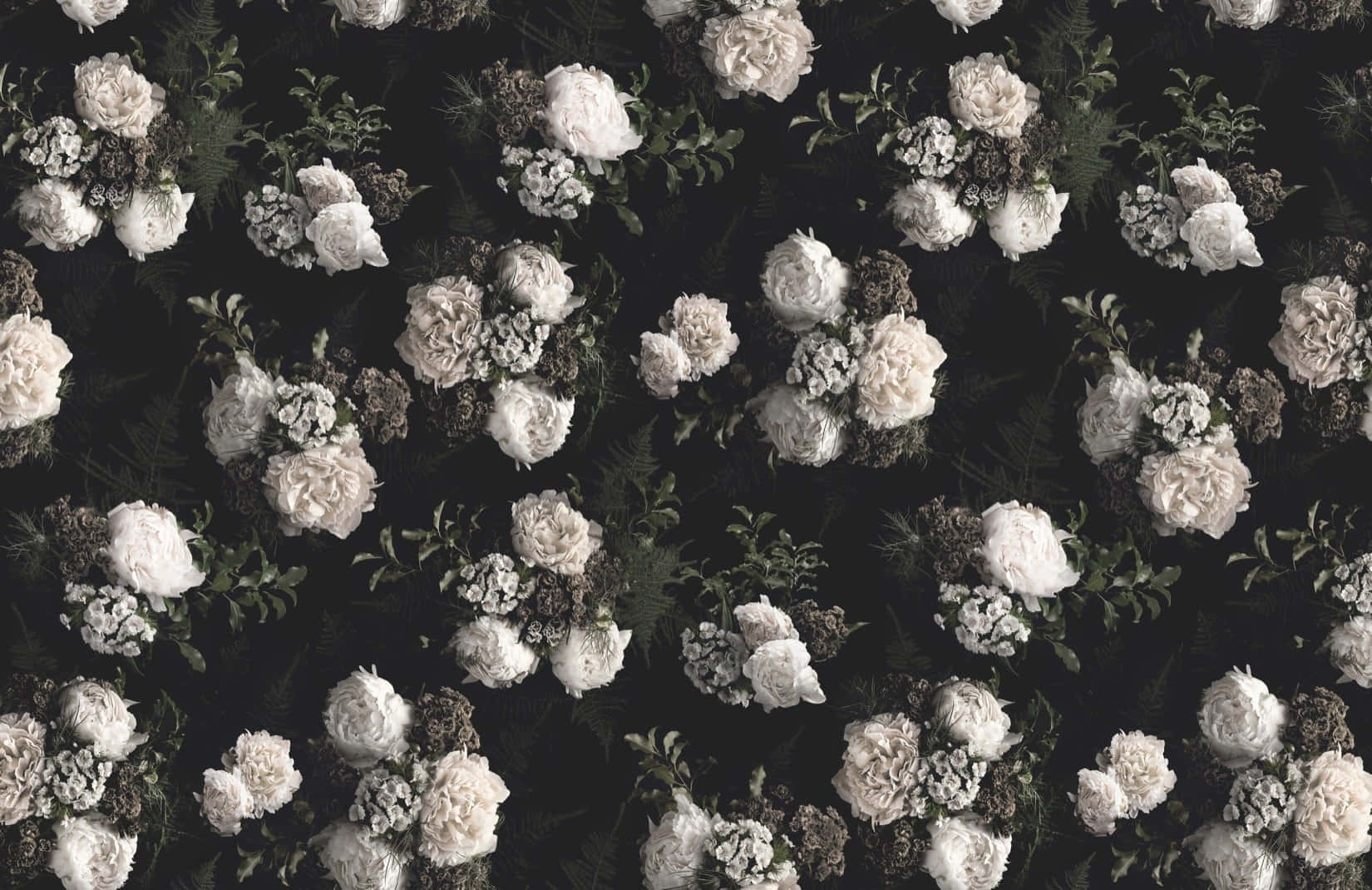 Dark Flower Aesthetic 桌布 壁紙 — 優雅的白色和灰色花朵搭配深綠色葉子，在深黑色背景上營造出奢華的重複圖案。