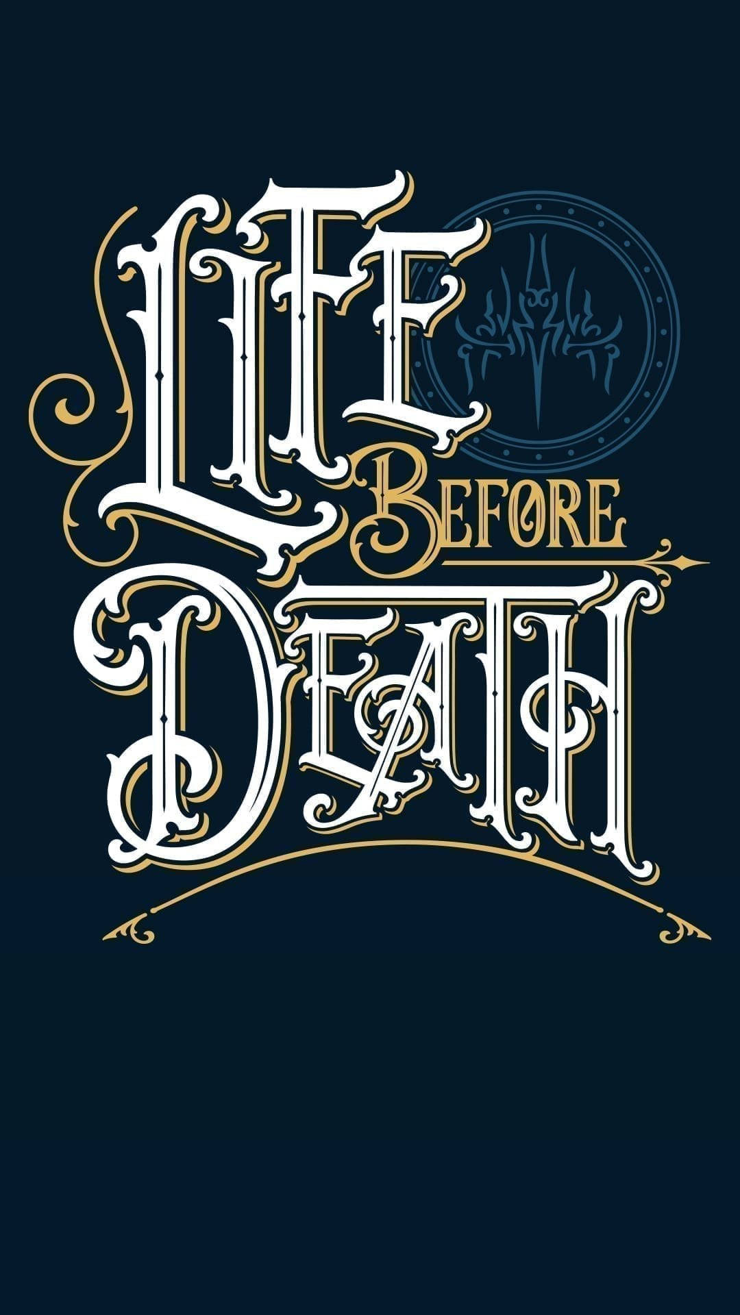 Life And Death 桌布 壁紙 — 優雅的白色和金色書法字體寫著 'Life Before Death'，背景是深海軍藍色，並帶有細緻的圓形徽章。