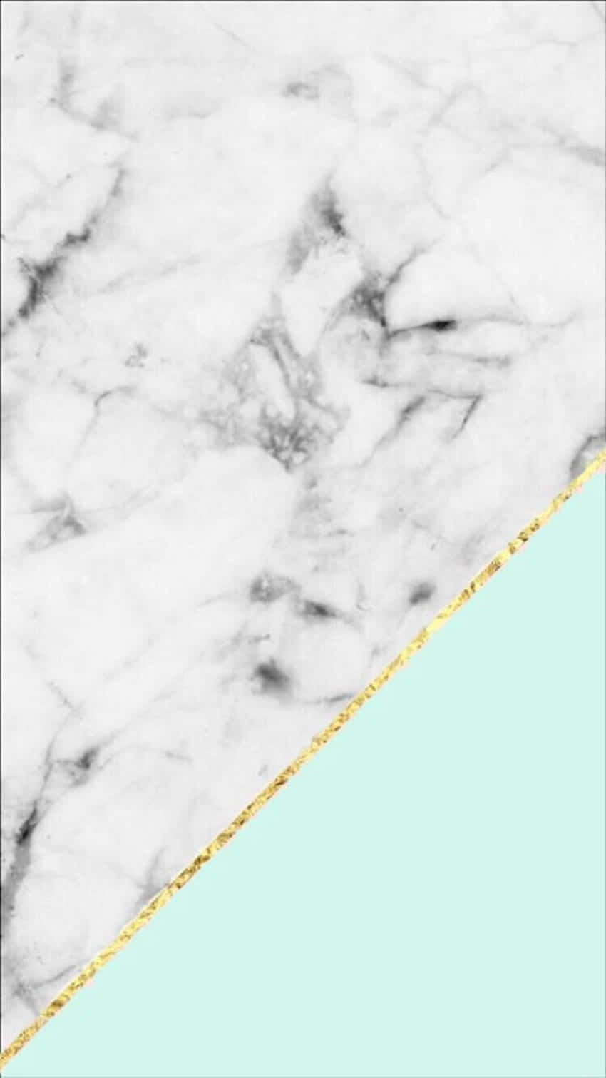 Aesthetic Gray Marble 桌布 壁紙 — 優雅的白色大理石，帶有灰色紋理，被金色箔邊緣對角線分割，背景為薄荷綠色。