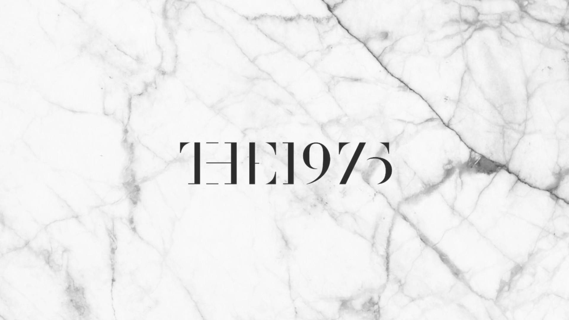 White Marble 桌布 壁紙 — 優雅的白色大理石背景，中央以現代襯線字體顯示粗體黑色文字「THE1975」。