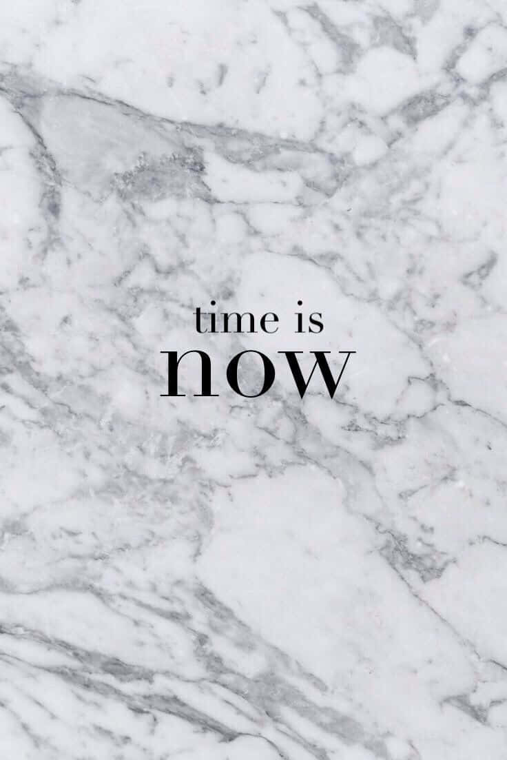 Marble Quotes 桌布 壁紙 — 優雅的白色大理石背景，帶有灰色紋理，並以粗體黑色文字寫著 time is now。
