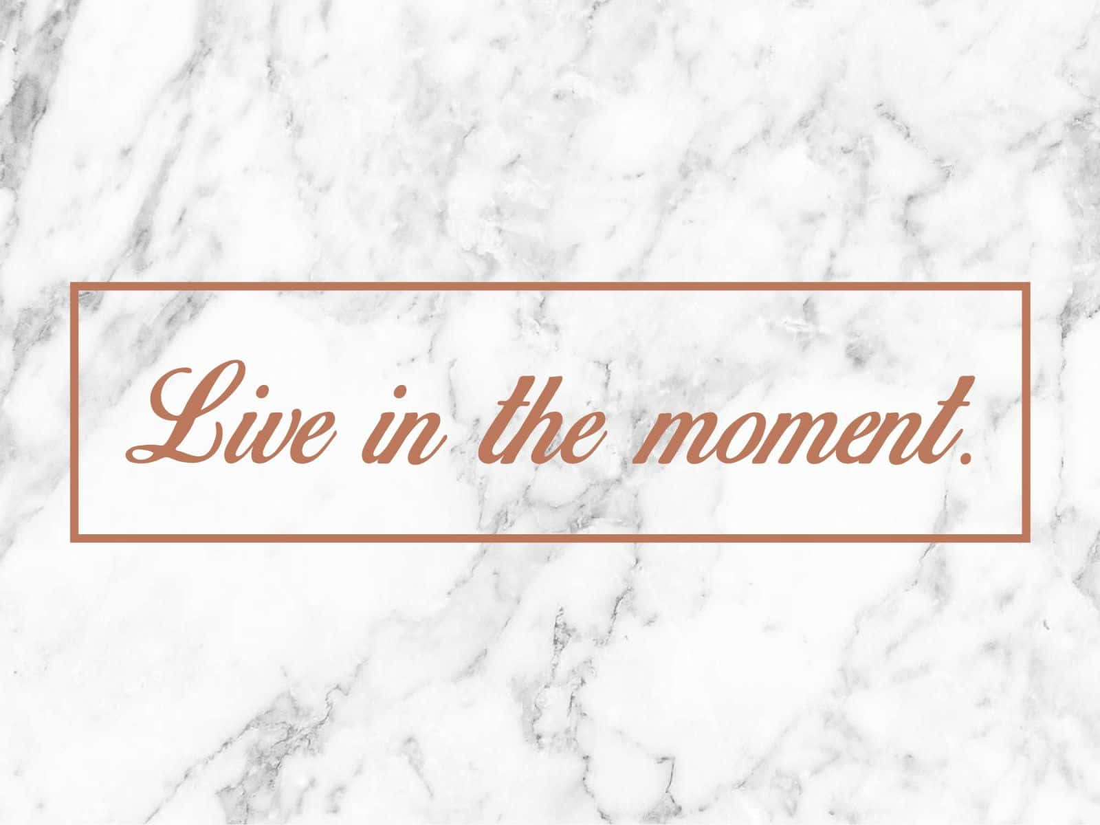Marble Quotes 桌布 壁紙 — 優雅的白色大理石背景，搭配玫瑰金框住的文字，寫著 live in the moment。