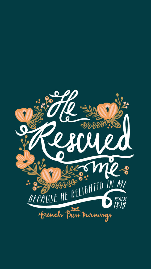 Girly Bible Verse 桌布 壁紙 — 優雅的白色書法寫著「祂拯救了我」，周圍環繞著橙色花卉點綴，背景為深青色。