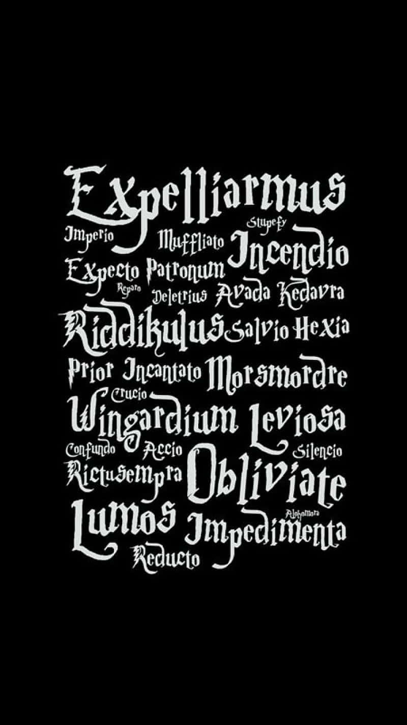 Harry Potter Black And White 桌布 壁紙 — 優雅的白色書法風格哈利波特咒語在純黑背景上垂直排列漂浮。