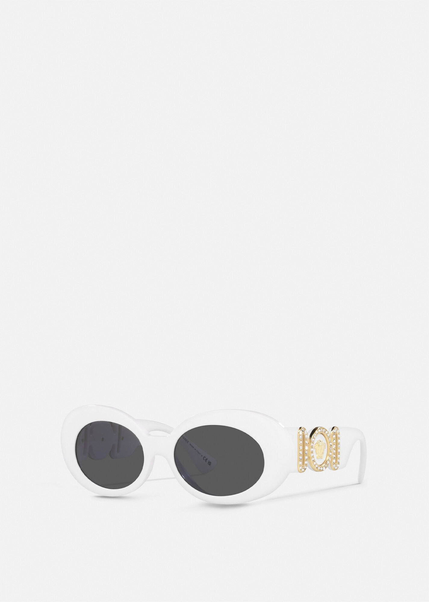 Sunglasses 桌布 壁紙 — 優雅的白色橢圓形太陽眼鏡，鏡臂綴有金色裝飾，置於簡約白色背景上。