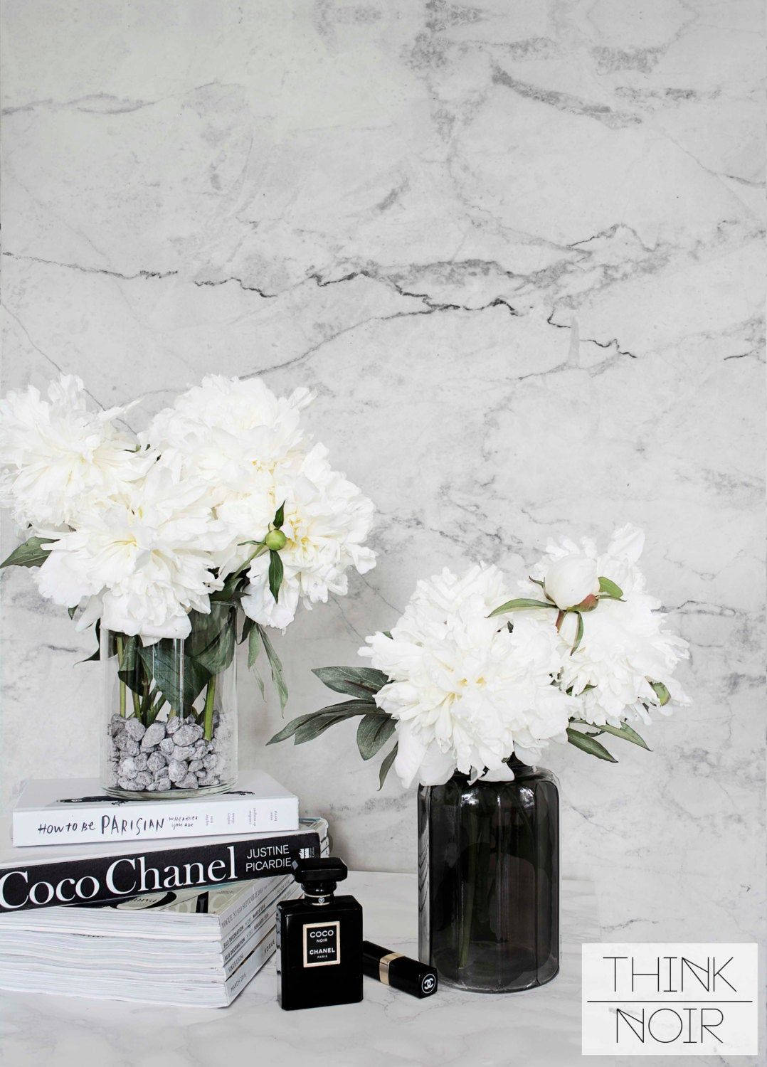 White Marble 桌布 壁紙 — 優雅的白色牡丹花插在玻璃花瓶中，放在書本和Chanel香水瓶上，背景是大理石。