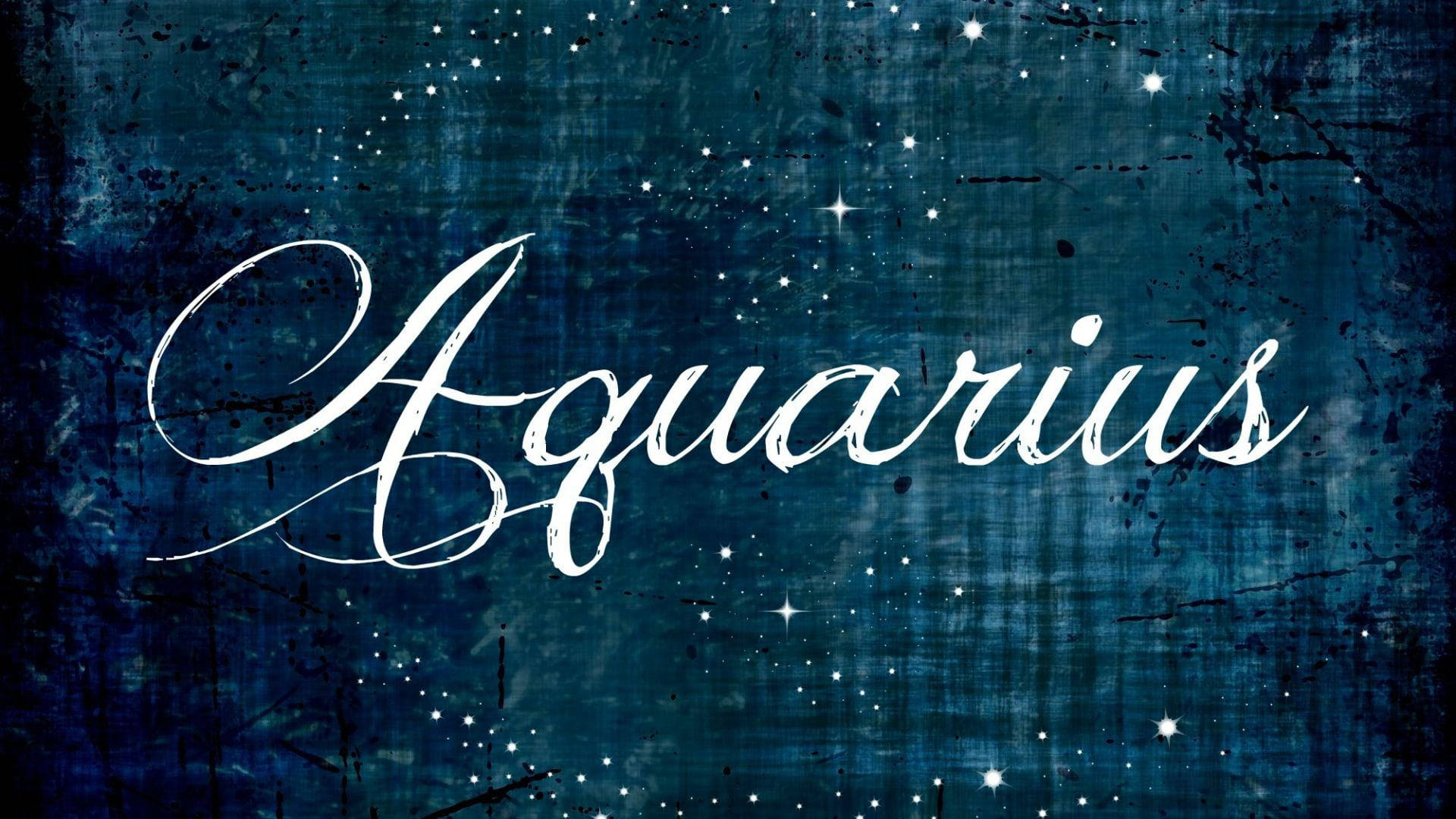 aquarius 桌布 壁紙 — 優雅的白色草書「Aquarius」一詞在帶有紋理的深藍色星空背景上發光。