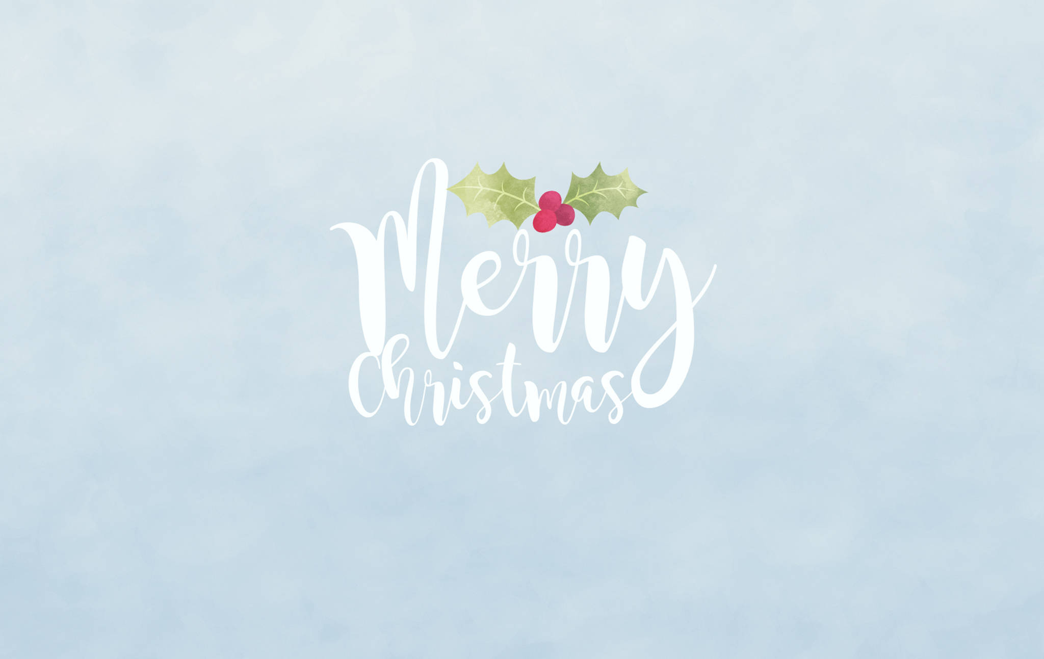 聖誕節桌面 桌布 壁紙 — 優雅的白色草書Merry Christmas文字，飾以冬青和漿果，背景為柔軟的藍色紋理。