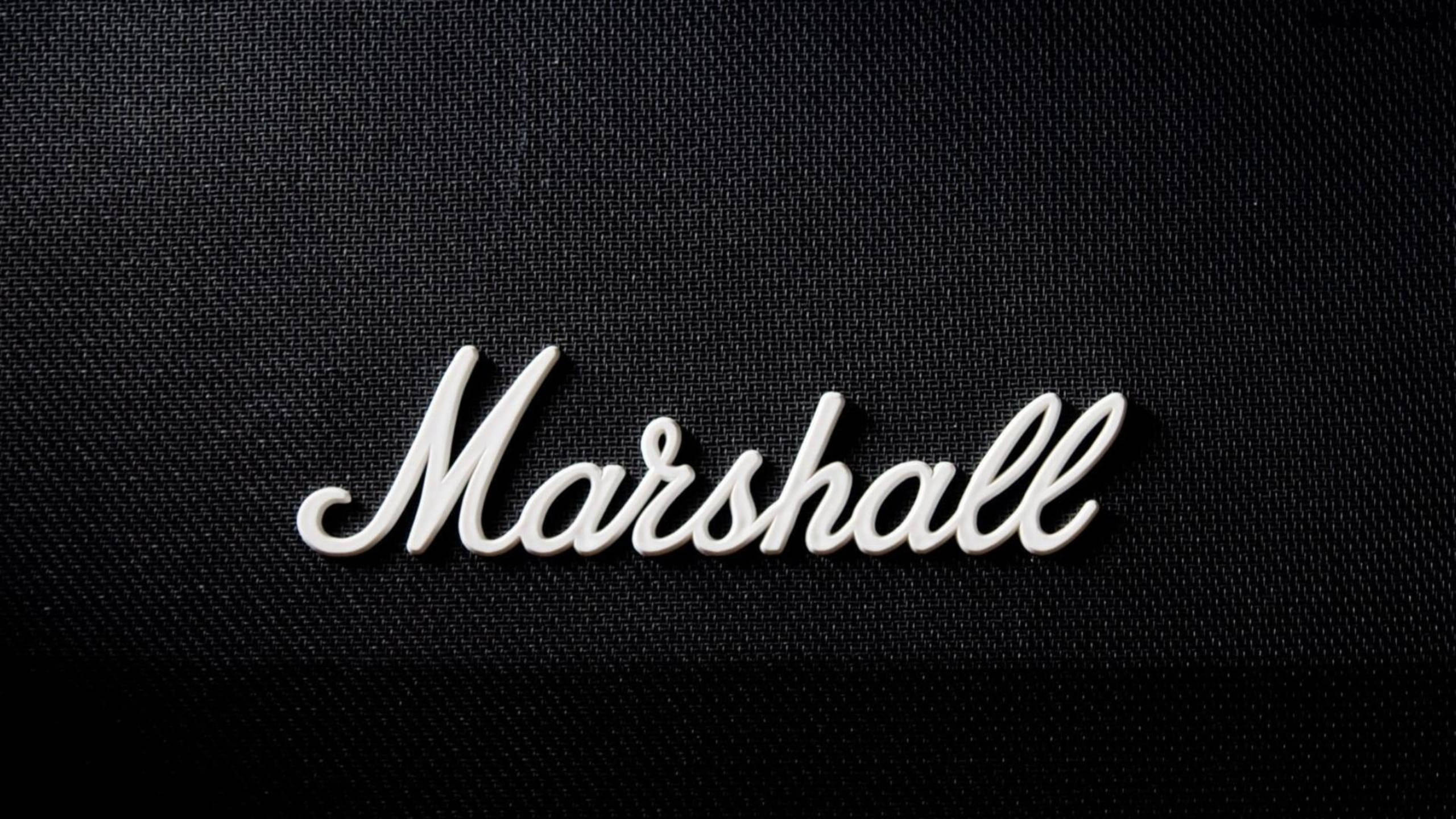 Marshall 桌布 壁紙 — 優雅的白色草書字體「Marshall」在帶有紋理的黑色布料背景上格外突出。