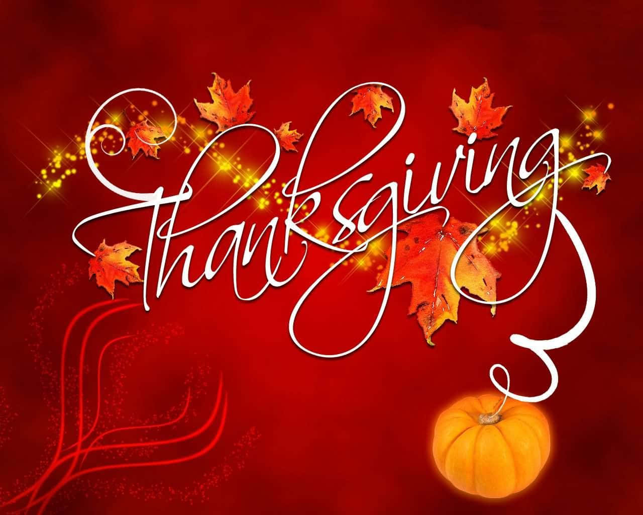 Happy Thanksgiving 桌布 壁紙 — 優雅的白色草書感恩節文字，飾以發光的秋葉和南瓜，背景為濃郁的紅色。