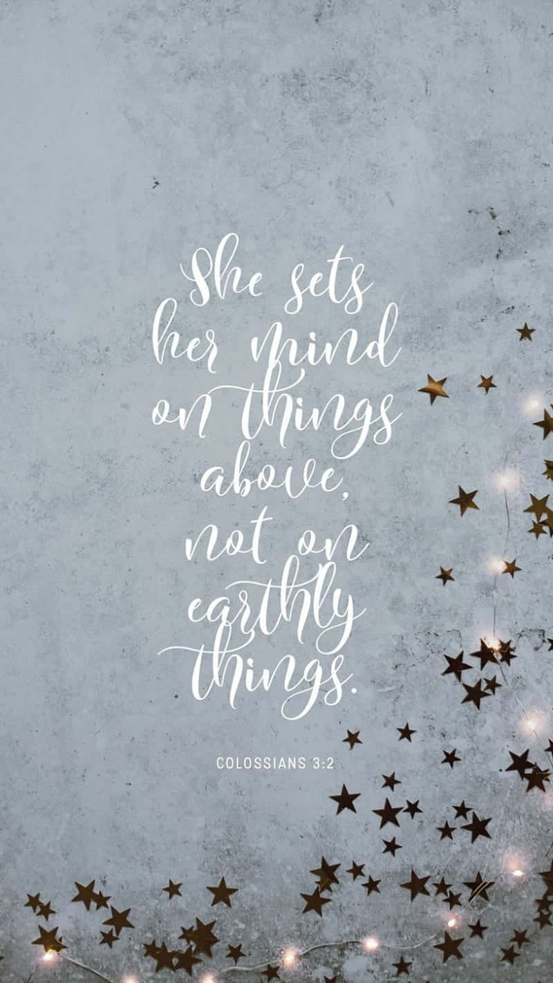Girly Bible Verse 桌布 壁紙 — 優雅的白色草書經文漂浮在帶有紋理的灰色背景上，背景飾有金色星星和發光的仙女燈。