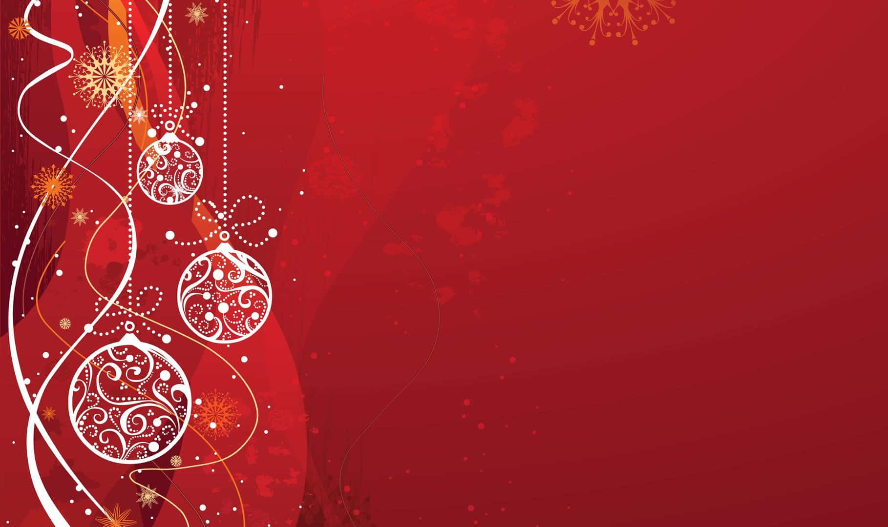 Red Aesthetic Christmas 桌布 壁紙 — 優雅的白色華麗裝飾球和旋轉絲帶點綴著帶有金色雪花的豐富紅色節日背景。