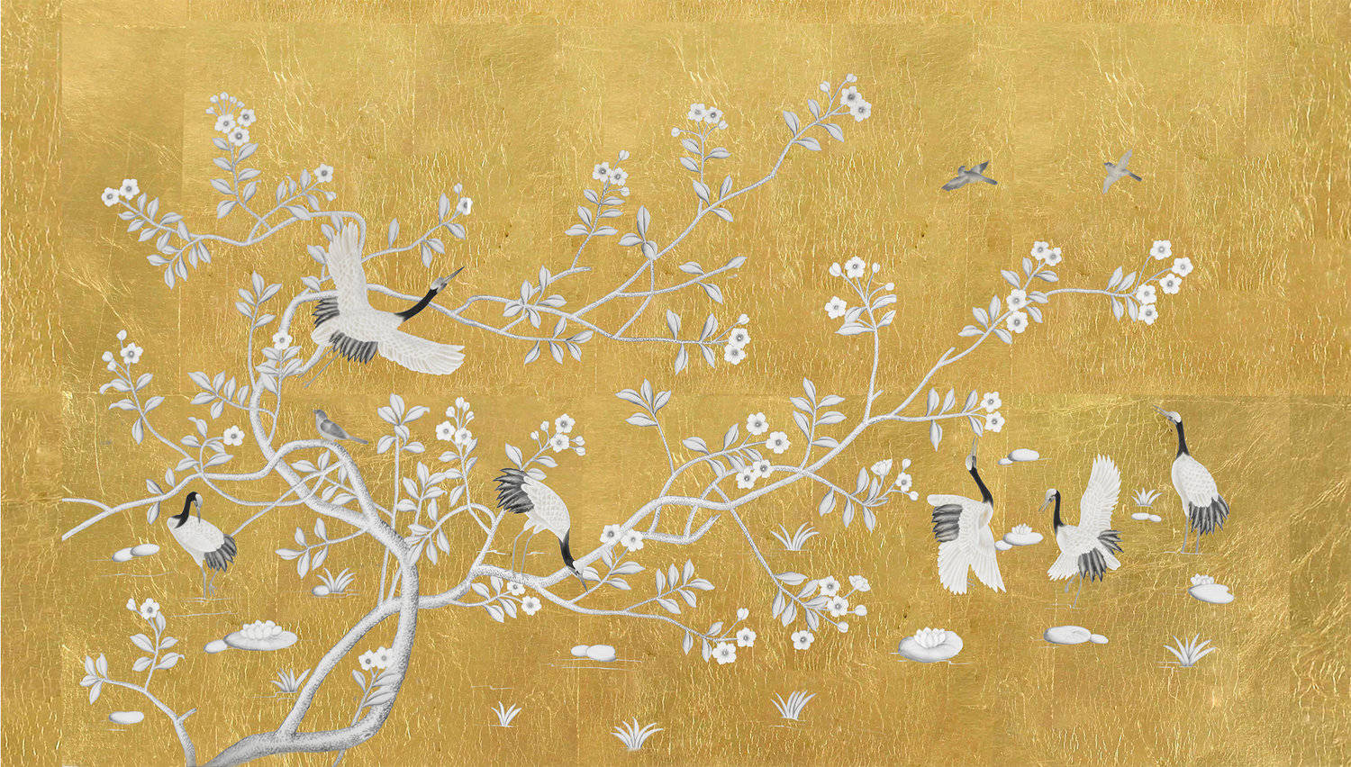 Chinoiserie 桌布 壁紙 — 優雅的白鶴和盛開的樹枝在閃爍的金色紋理背景上優雅地漂浮。