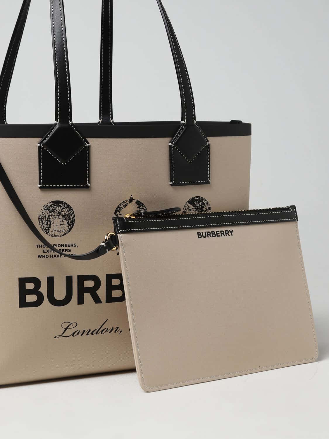 Burberry 桌布 壁紙 — 優雅的米色 Burberry 手提袋和收納袋，帶有黑色皮革飾邊和地球圖案，背景為純白色。