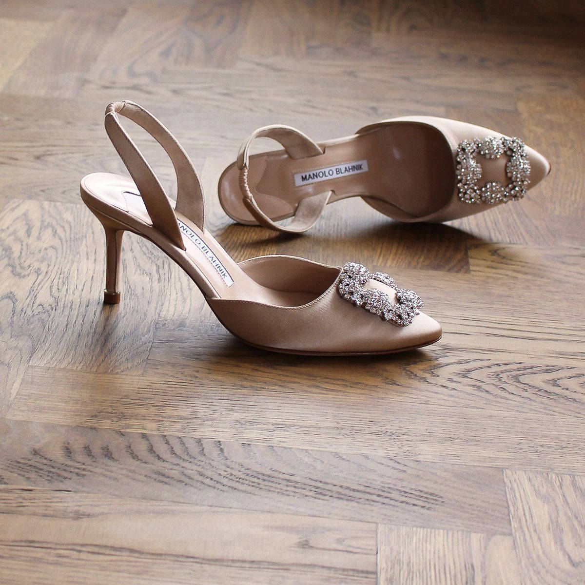 鞋子 桌布 壁紙 — 優雅的米色 Manolo Blahnik 露跟高跟鞋，飾有水晶裝飾，放置在溫暖的木地板上。