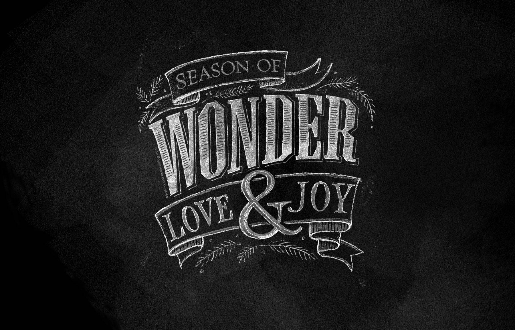 Chalkboard 桌布 壁紙 — 優雅的粉筆風格字體在紋理黑板背景上拼寫出「Season of Wonder Love & Joy」。