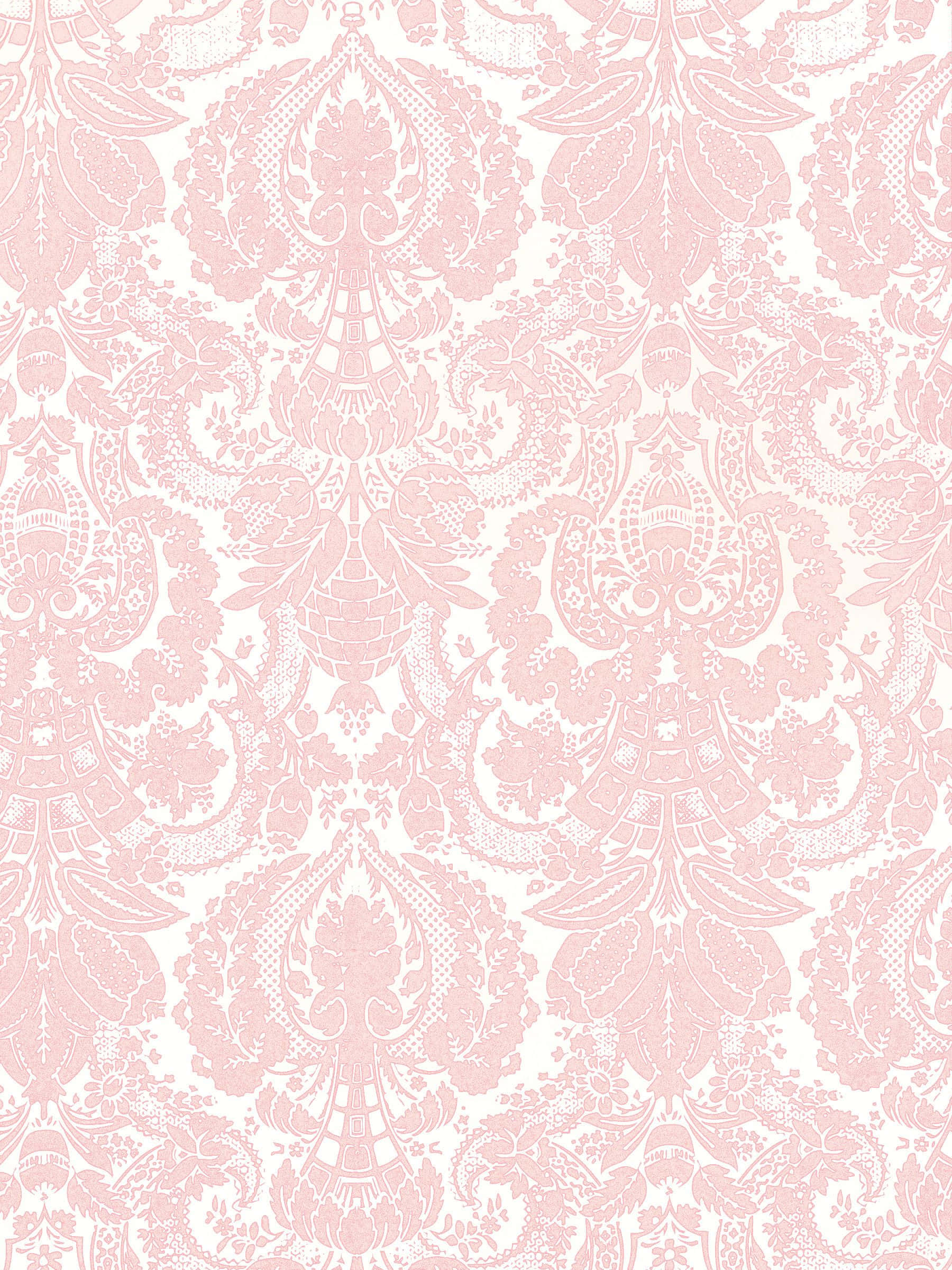 Pink Pattern 桌布 壁紙 — 優雅的粉紅色錦緞圖案壁紙，在柔和的白色背景上飾有精緻的花卉和葉子圖案。