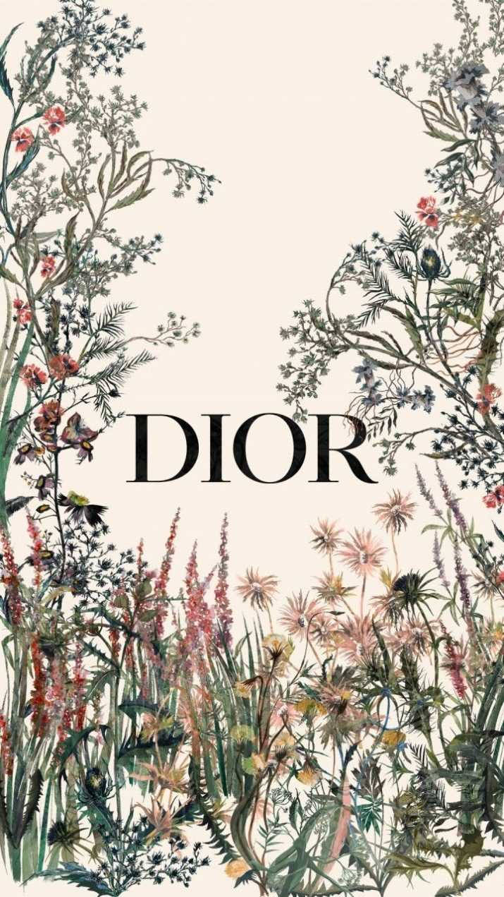 Dior 動態 桌布 壁紙 — 優雅的花卉插圖，Dior 標誌居中，周圍環繞著茂盛的植物，背景為柔和的奶油色。