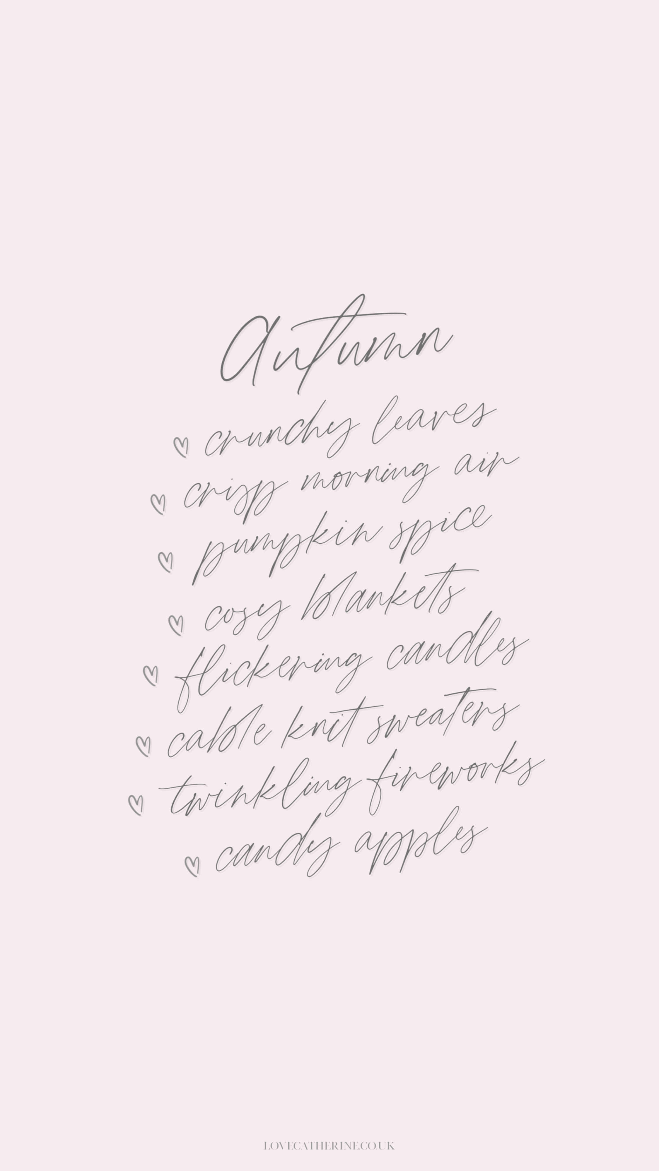 Cute Autumn iPhone 桌布 壁紙 — 優雅的草書列出秋天最愛，例如脆脆的樹葉和南瓜香料，襯著柔和的腮紅背景。