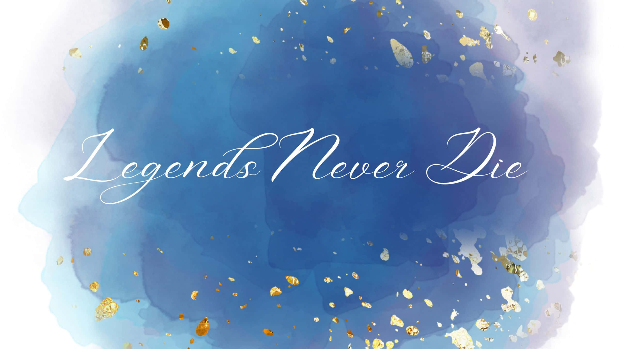 Quote 桌布 壁紙 — 優雅的草書文字「Legends Never Die」出現在柔和的藍色水彩潑濺背景上，並帶有散落的金箔點綴。
