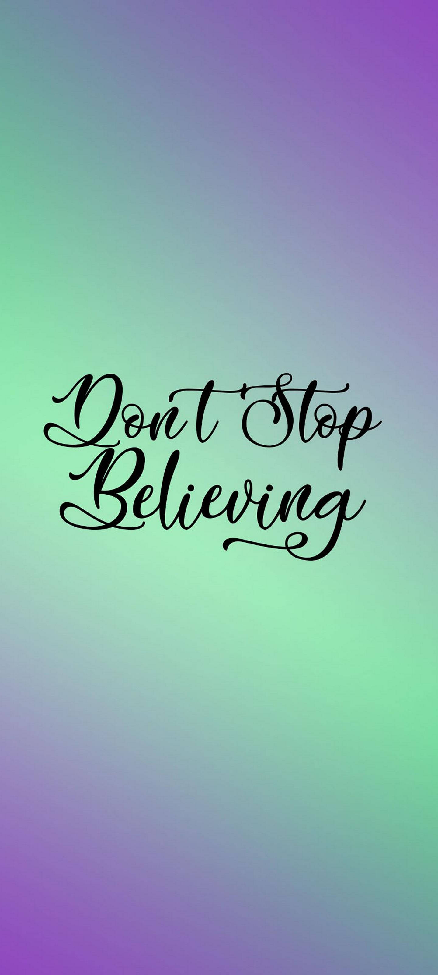 激勵 桌布 壁紙 — 優雅的草書文字寫著「Don't Stop Believing」，背景是柔和的青綠色、紫色和綠色漸變。