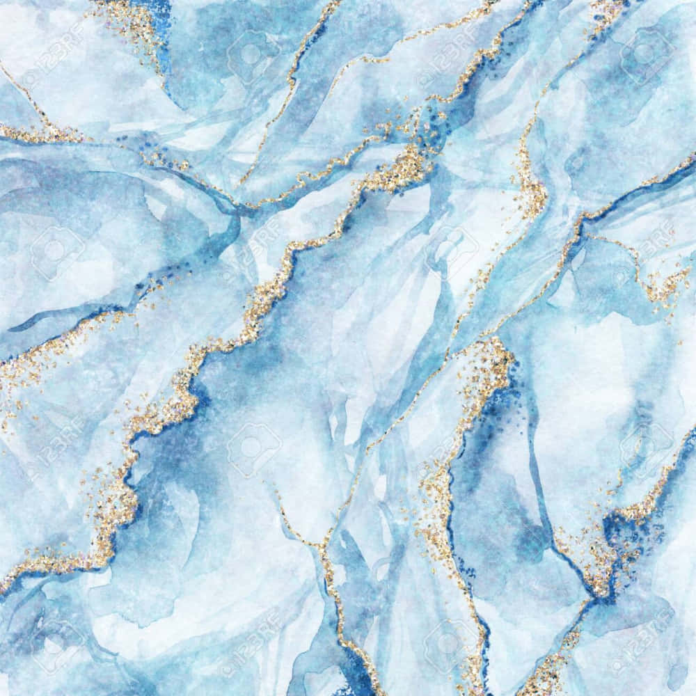 Light Blue Marble 桌布 壁紙 — 優雅的藍色水彩大理石圖案，金色閃粉紋理在表面流動。