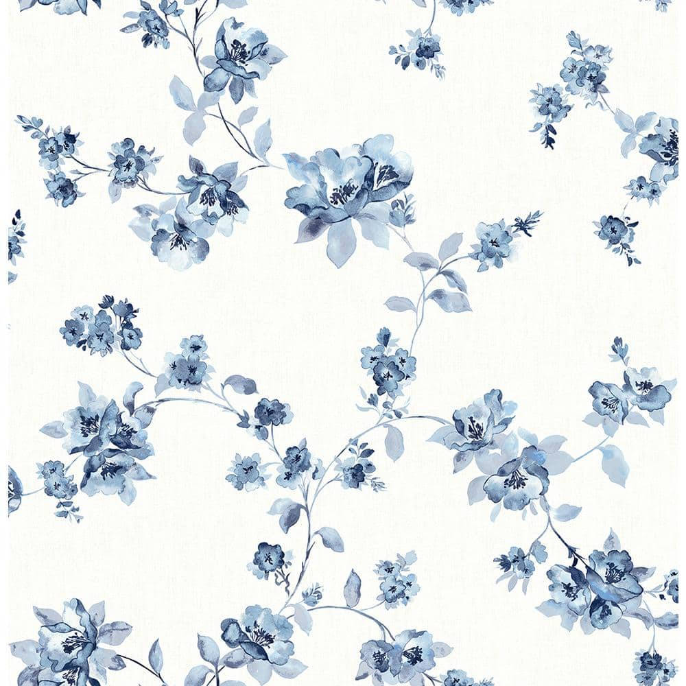 Flowers Laptop 桌布 壁紙 — 優雅的藍色水彩花卉藤蔓在柔和的奶油色背景上以重複圖案優雅地傾瀉而下。