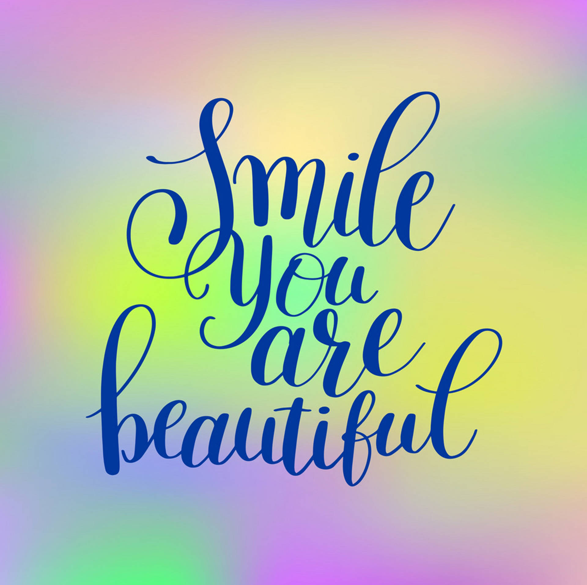 You Are Beautiful 桌布 壁紙 — 優雅的藍色草書文字寫著「微笑 你很美麗」，背景是柔和的彩虹漸變。