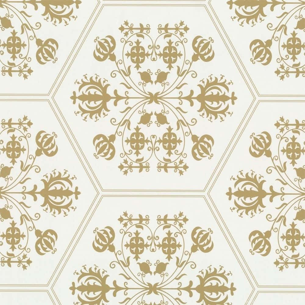Gold And White 桌布 壁紙 — 優雅的金色大馬士革圖案在六邊形框架內重複，呈現在奶油色米白壁紙上。