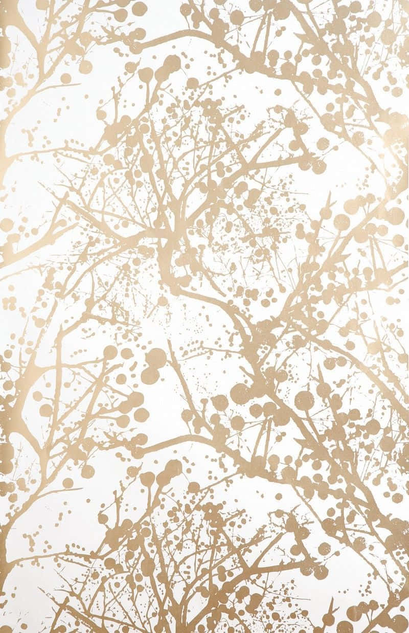 Brown And White 桌布 壁紙 — 優雅的金色樹枝和漿果在柔軟的白色背景上形成精緻的抽象圖案。