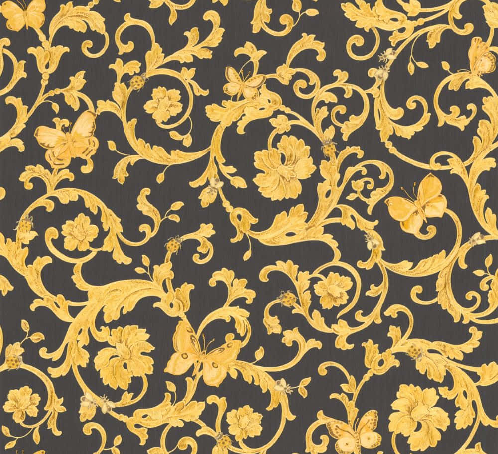 versace 桌布 壁紙 — 優雅的金色花卉和蝴蝶圖案在深炭灰色背景上旋轉，營造出奢華的壁紙設計。
