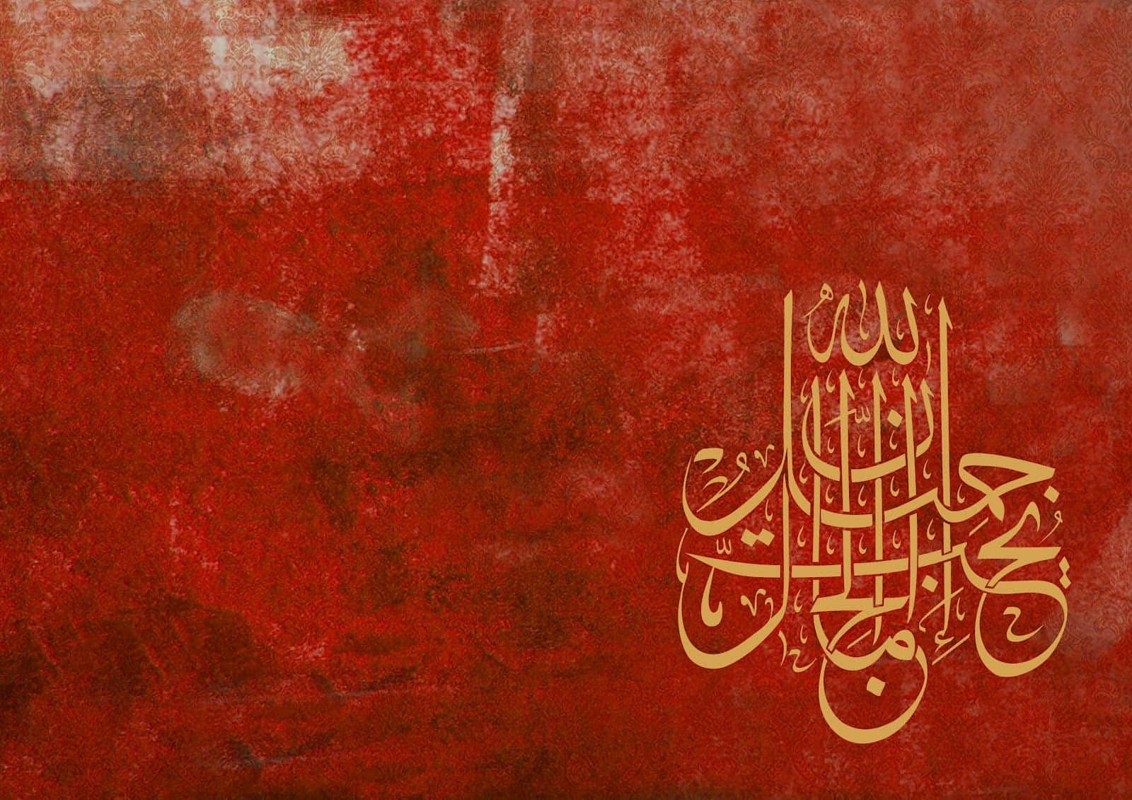 arabic 桌布 壁紙 — 優雅的金色阿拉伯書法漂浮在豐富紋理的紅色背景上，帶有微妙的白色磨損痕跡。