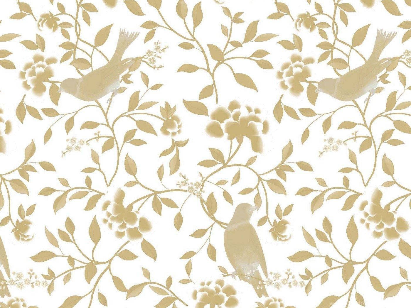 White And Gold 桌布 壁紙 — 優雅的金色鳥兒和盛開的藤蔓在純白背景上優雅地交織，形成重複的壁紙圖案。