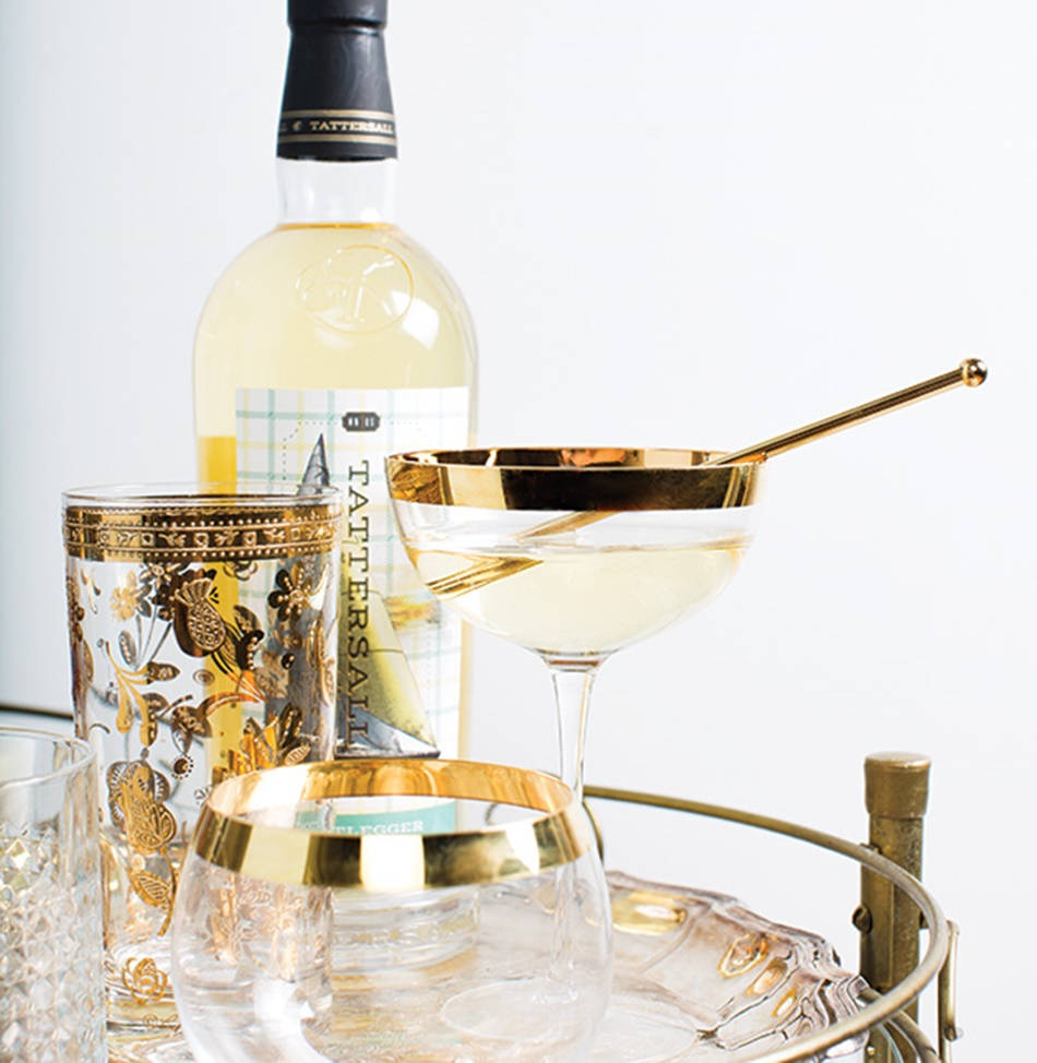 Drink 桌布 壁紙 — 優雅的金邊雞尾酒杯和一瓶Tattersall葡萄酒，整齊地擺放在黃銅托盤上，背景是潔淨的白色。