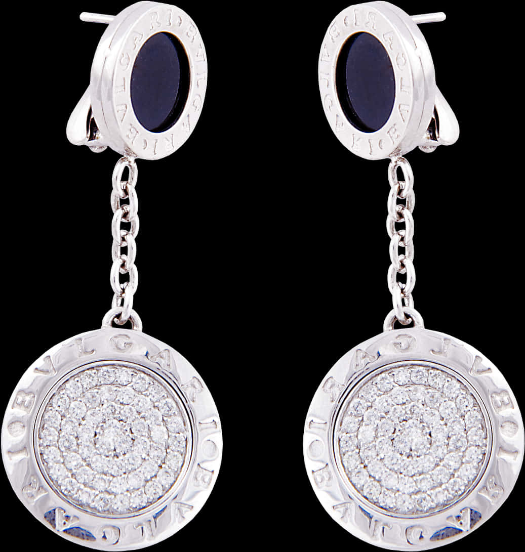 Indian Jewellery 桌布 壁紙 — 優雅的銀色垂墜耳環，飾有鑲鑽圓形吊墜和深藍色蛋面寶石，黑色背景。