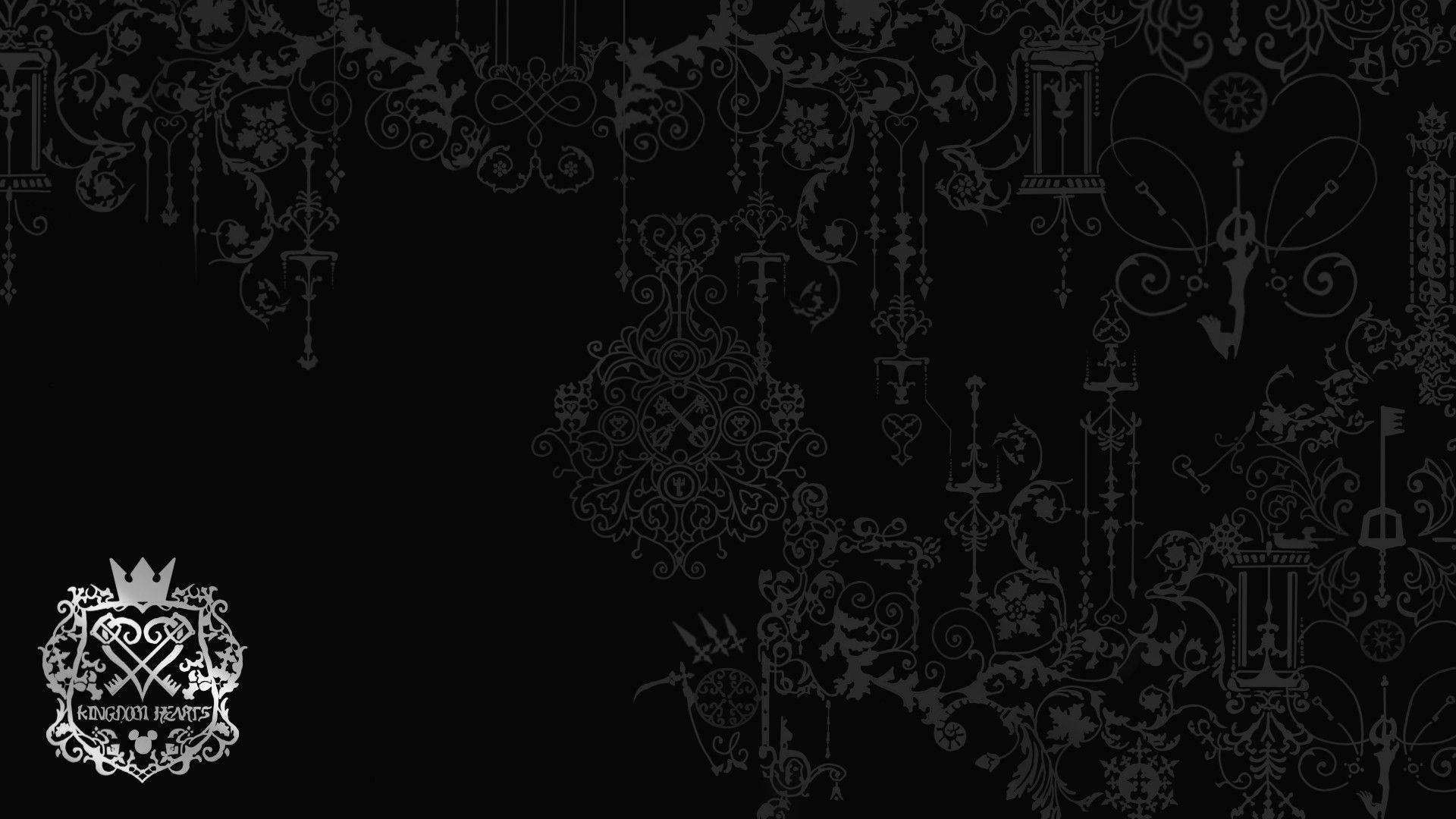 Kingdom Hearts 3 桌布 壁紙 — 優雅的銀色花絲圖案和華麗的鑰匙在黑色背景上層疊，角落有王國之心標誌。